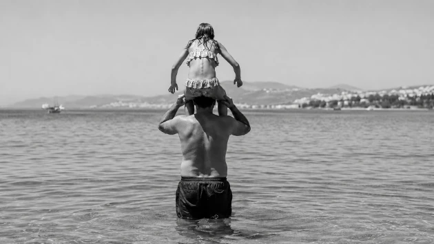 Χανιά: Σοβαρό ατύχημα για 45χρονο σε παραλία – Έπαθε κάταγμα στον αυχένα παίζοντας με το ανιψάκι του
