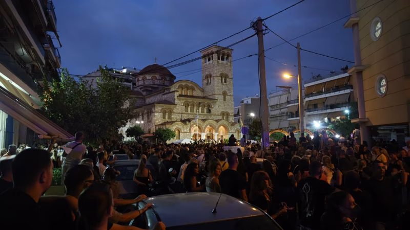Ένταση στην λαϊκή αγρυπνία του Γιώργου Μαζωνάκη: Πολίτες ακινητοποίησαν επιδειξία και τον παρέδωσαν στην Αστυνομία
