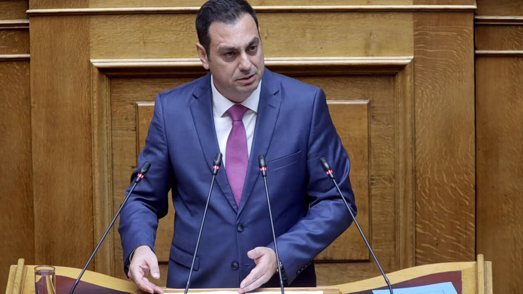Βουλευτής ΝΔ για τα καύσιμα: ”Αν δεν έχεις 10 ευρώ για βενζίνη, παίρνεις τα Μέσα Μαζικής Μεταφοράς” – Η απάντηση του στις αντιδράσεις