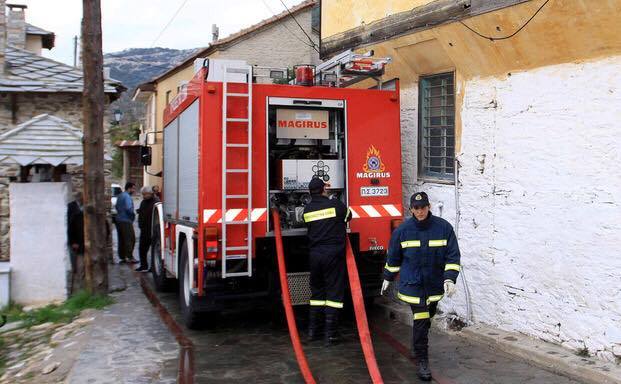 Κέρκυρα: Φωτιά σε σκεπή τετραώροφης πολυκατοικίας – Επεκτάθηκε στο δώμα