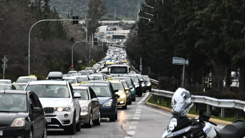 Τροχαίο στην Αλίμου-Κατεχάκη: Μποτιλιάρισμα και στα δύο ρεύματα στο ύψος της Καισαριανής
