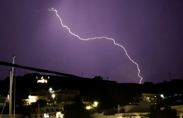 Ηλιούπολη: 50χρονη υπέστη ανακοπή από κεραυνό – Νοσηλεύεται στη ΜΕΘ του Ερυθρού Σταυρού