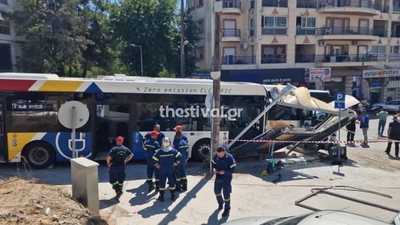Τρόμος στη Θεσσαλονίκη: Αστικό λεωφορείο έπεσε πάνω σε στάση, στέλνοντας τέσσερις πολίτες στο νοσοκομείο