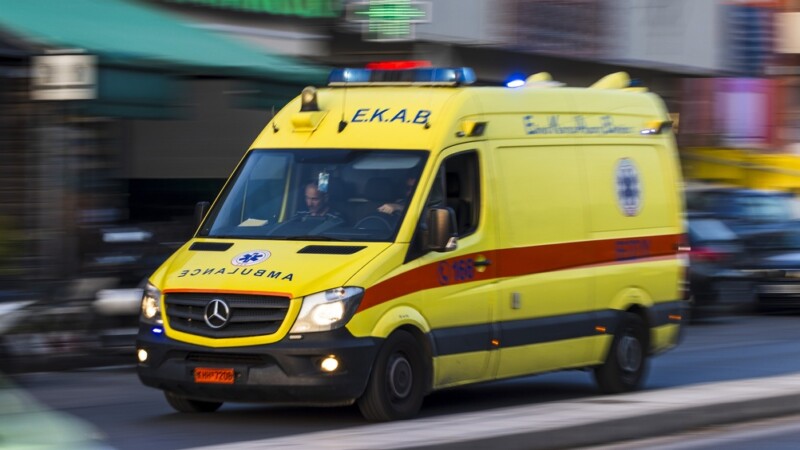 Μεσολόγγι: Ανήλικος με μοτοσικλέτα παρέσυρε μητέρα με καρότσι και τα δύο παιδιά της