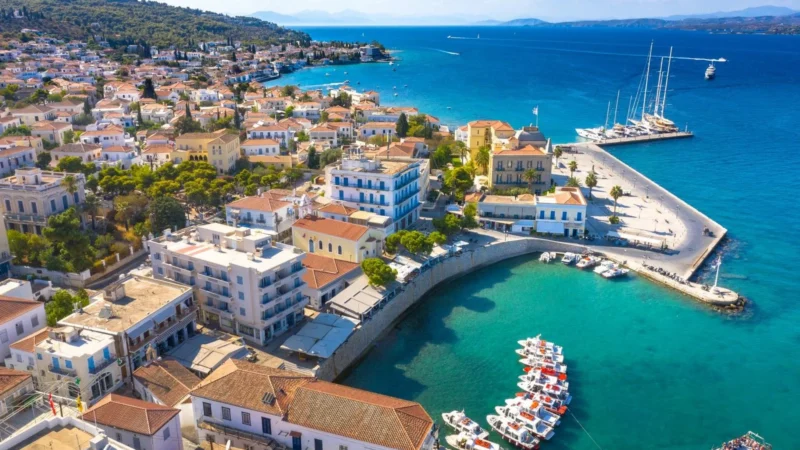 Σπέτσες: Έκλεψαν 40.000 ευρώ και διέφυγαν με θαλάσσιο ταξί