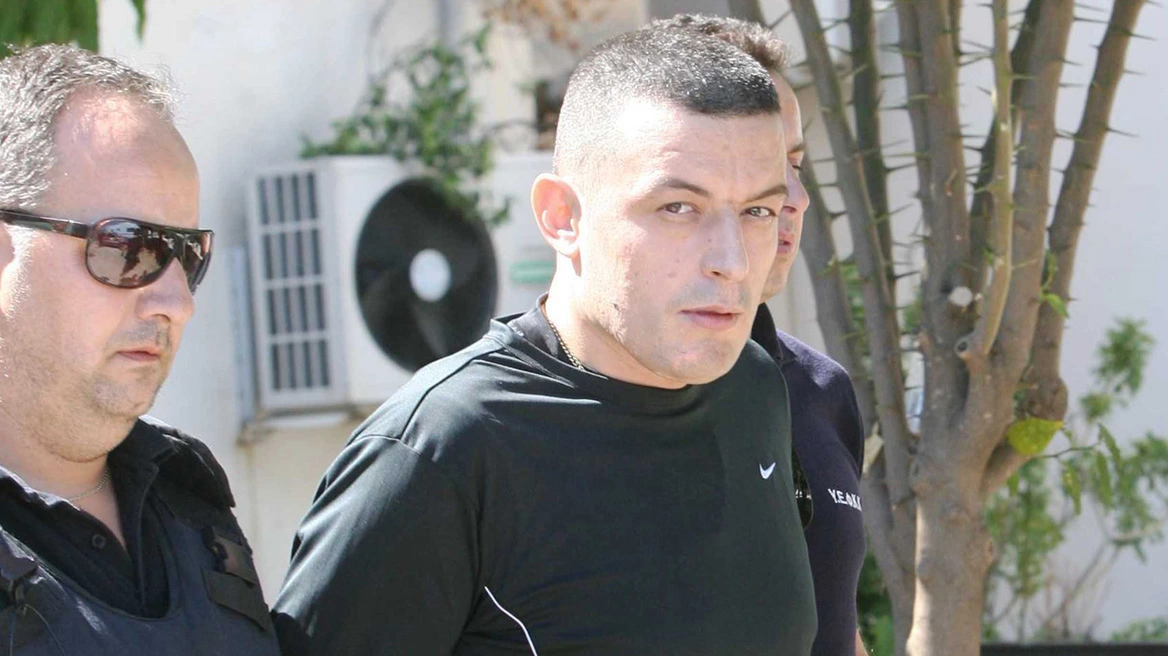Ανάβυσσος: Δραπέτης ο Αλκέτ Ριζάι – Τι συνέβη στο beach bar με τους πυροβολισμούς