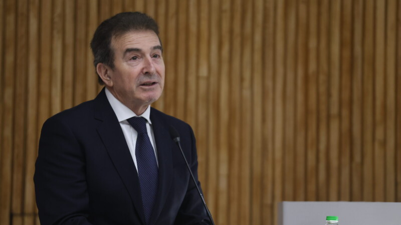 Μιχάλης Χρυσοχοϊδης: ” Όσοι έχουν περιοριστικά μέτρα για ενδοοικογενειακή βία θα φορούν βραχιολάκι ”